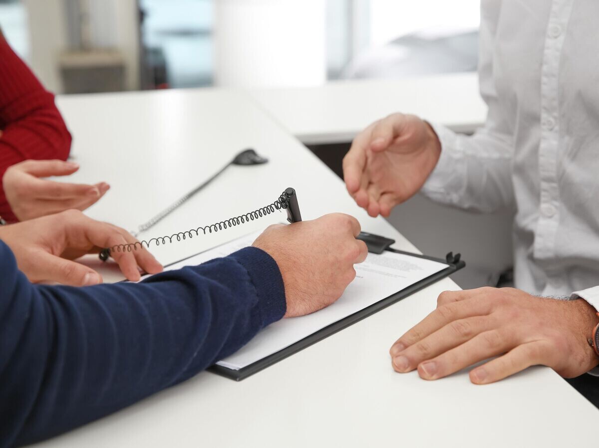    Мужчина подписывает документы© Depositphotos.com / NewAfrica