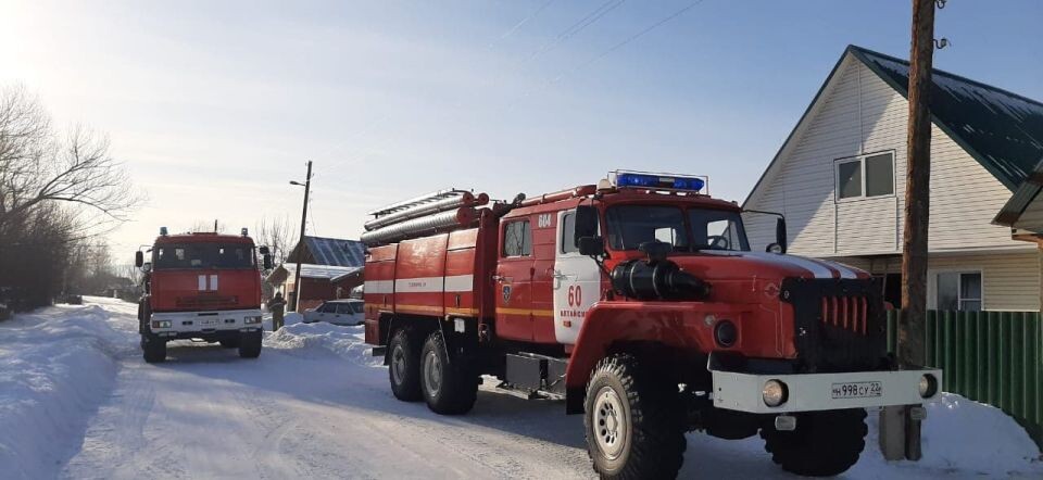    Пожарная машина. Пожарные. Источник: ГУ МЧС России по Алтайскому краю