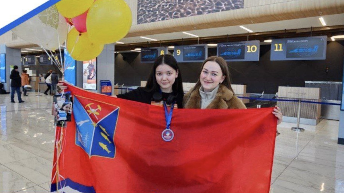 Фото: Людмила Булдыкина (слева) / Телеграм-канал школы № 49 Ольского МО