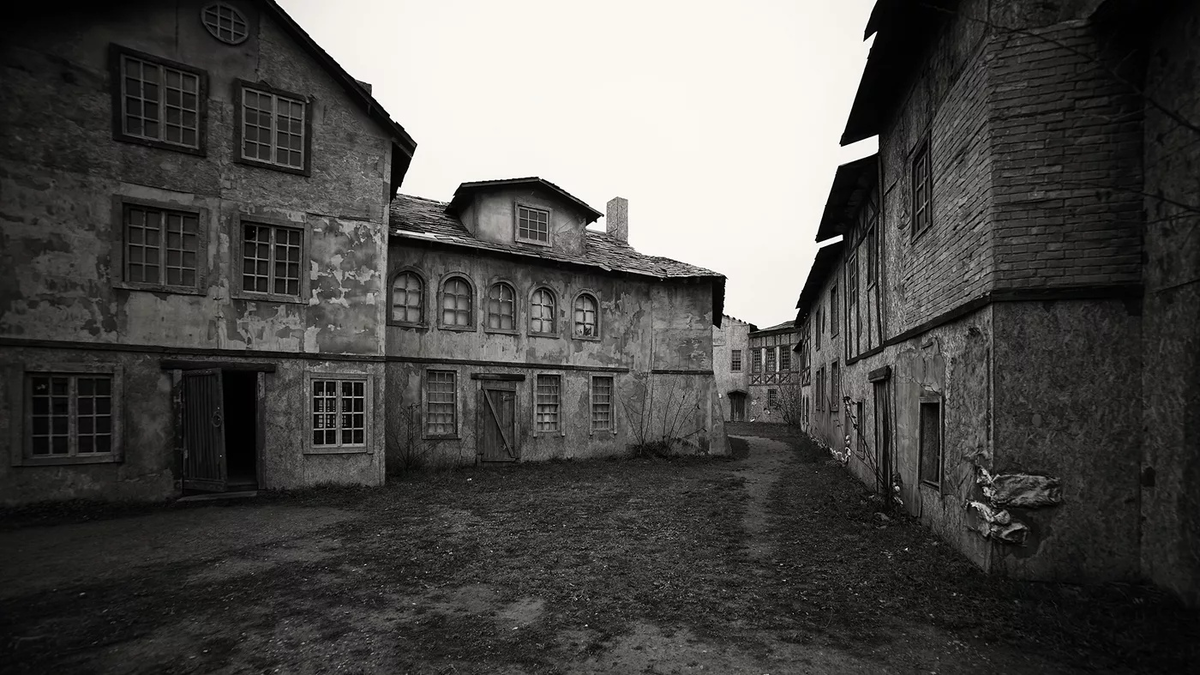 Знаете, по моему убеждению, города похожи на живые организмы. Они рождаются, растут, развиваются, но иногда начинают угасать прямо на глазах.