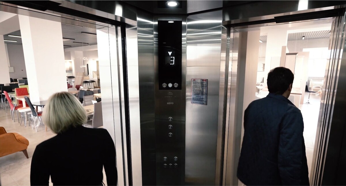 Двери лифта KOYO открываются под углом 90 градусов друг к другу.