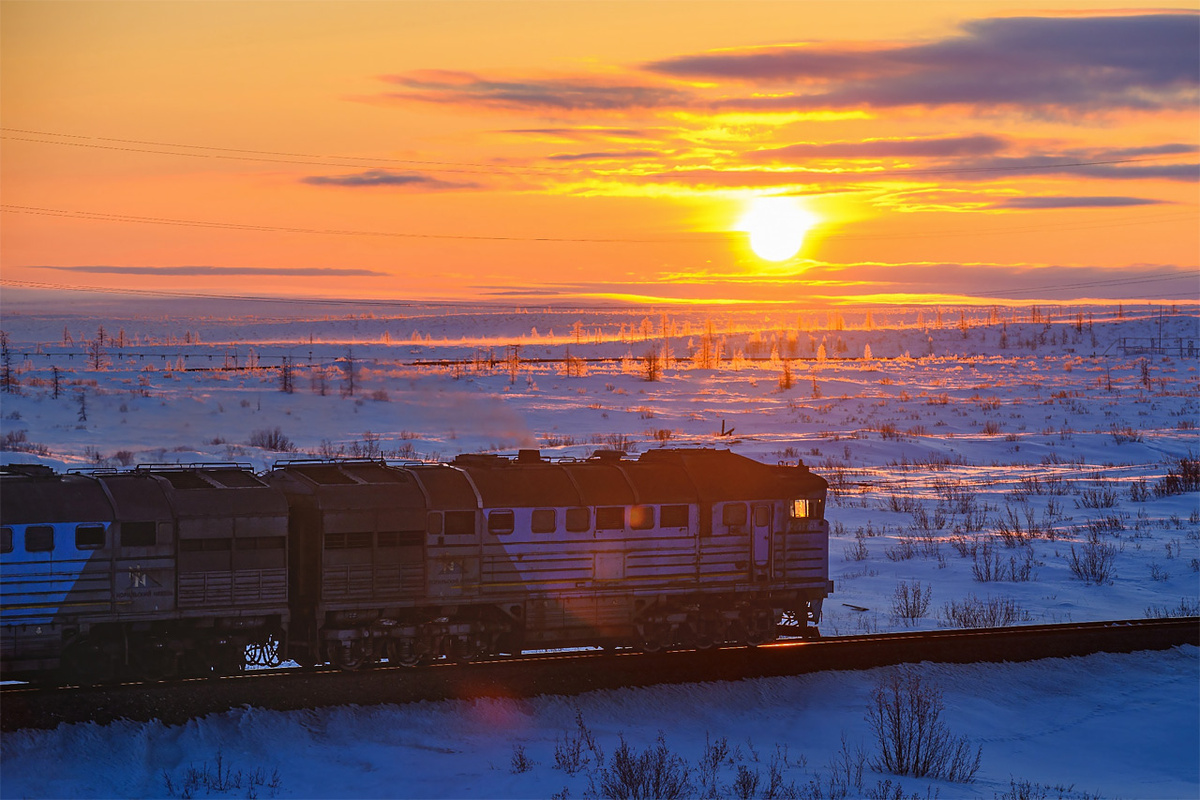     Норильская железная дорога является одной из самых северных изолированных дорог в мире. Ее длина – чуть более 330 км, а основное предназначение – доставка грузов от морского порта на Енисее к предприятиям Норильска, перевозки между ними и вывоз продукции обратно к причалам Дудинки