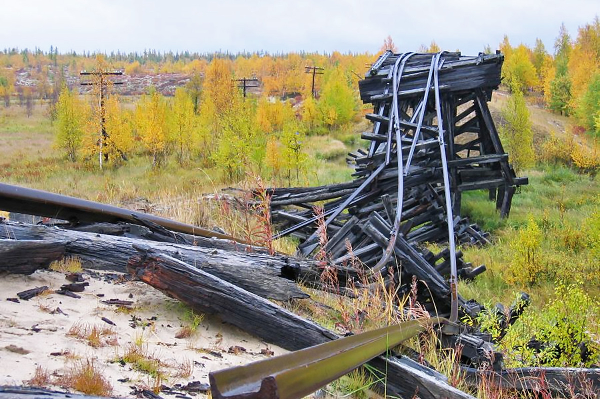     За четыре года на участке от Турухана до Ермаково в сторону Игарки успели построить многое, правда, не в капитальном исполнении. Но все инженерные сооружения и саму насыпь уже давно уничтожили вечная мерзлота и время