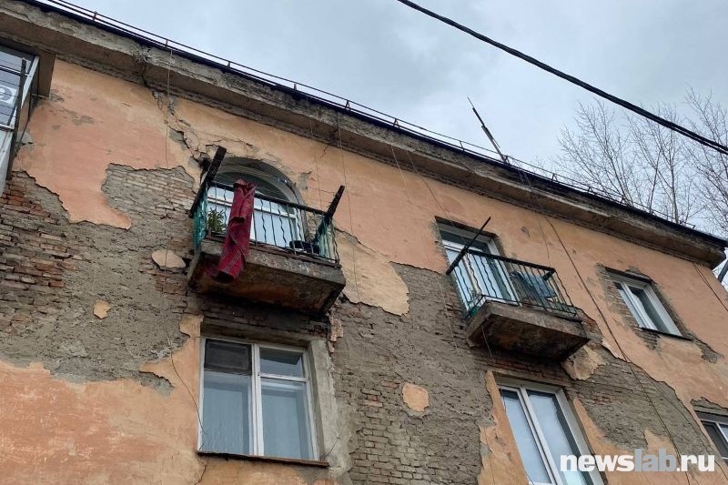 Балкончики в плачевном состоянии. Выйти на такой просто страшно
