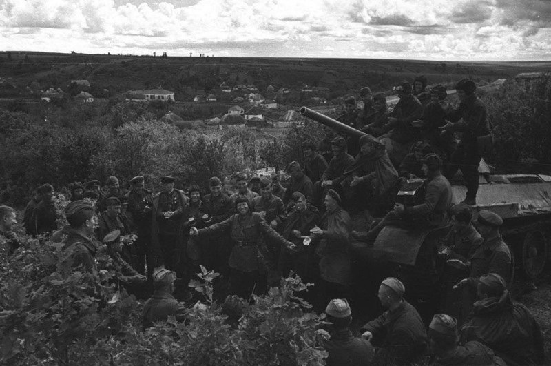 Танкисты второй 6-й танковой бригады на отдыхе. Снимок сделан 6 июня 1942 года