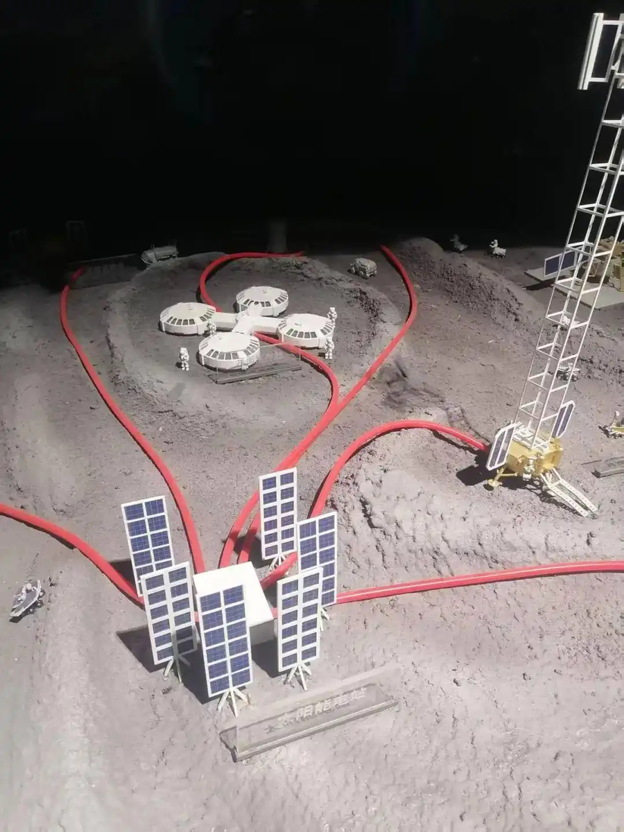 Макет лунного комплекса  baidu.com