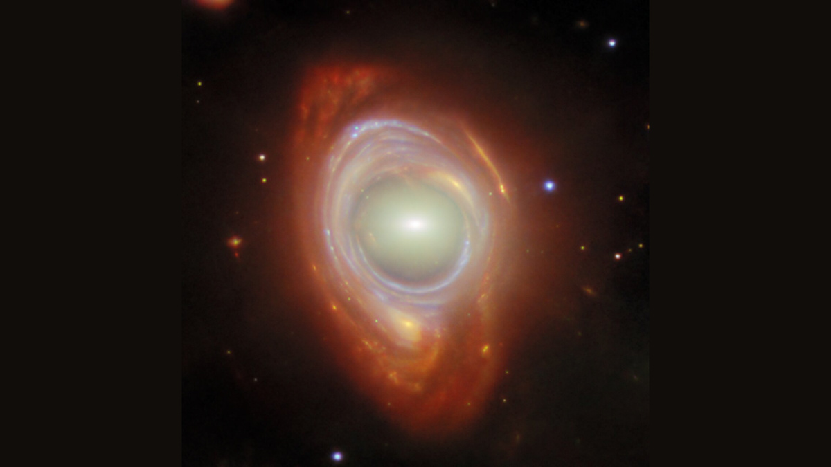    Телескоп JAMES WEBB запечатлел загадочное кольцо Эйнштейна