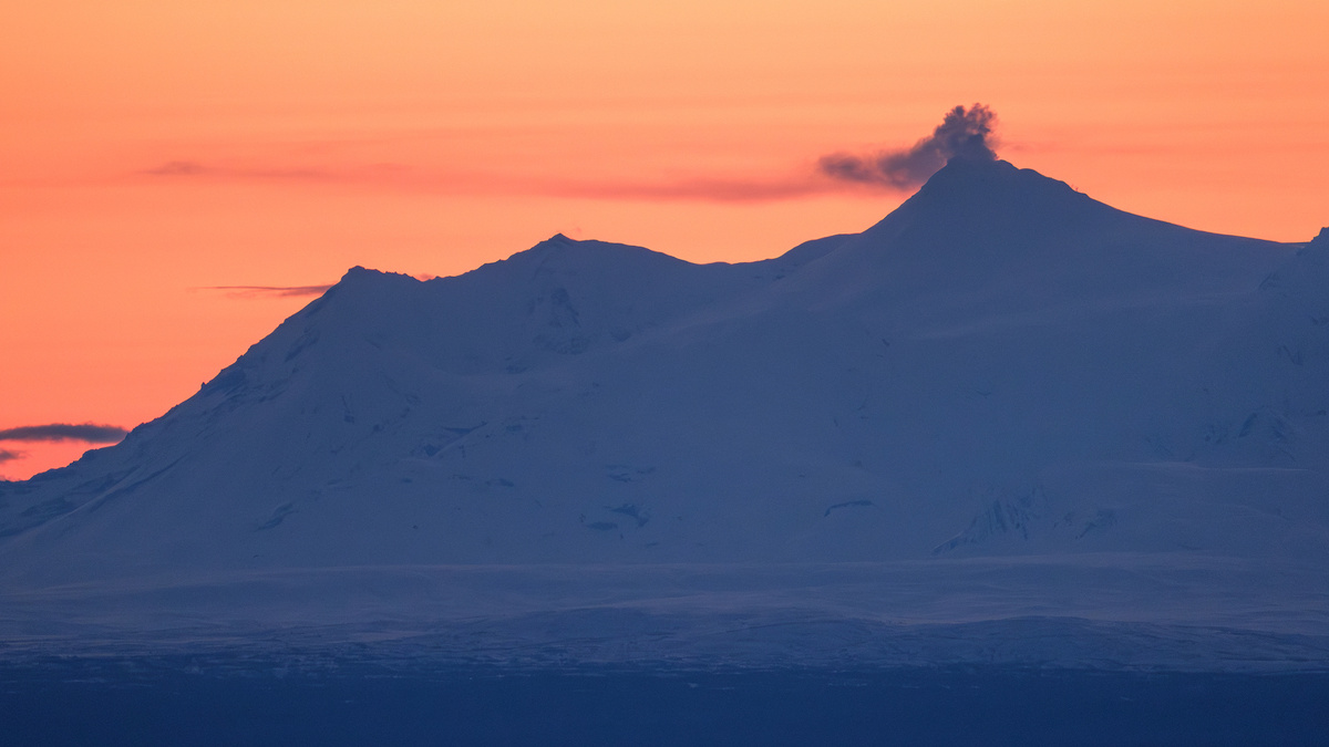    Гигантский пар поднимается над вулканом Спурр на Аляске