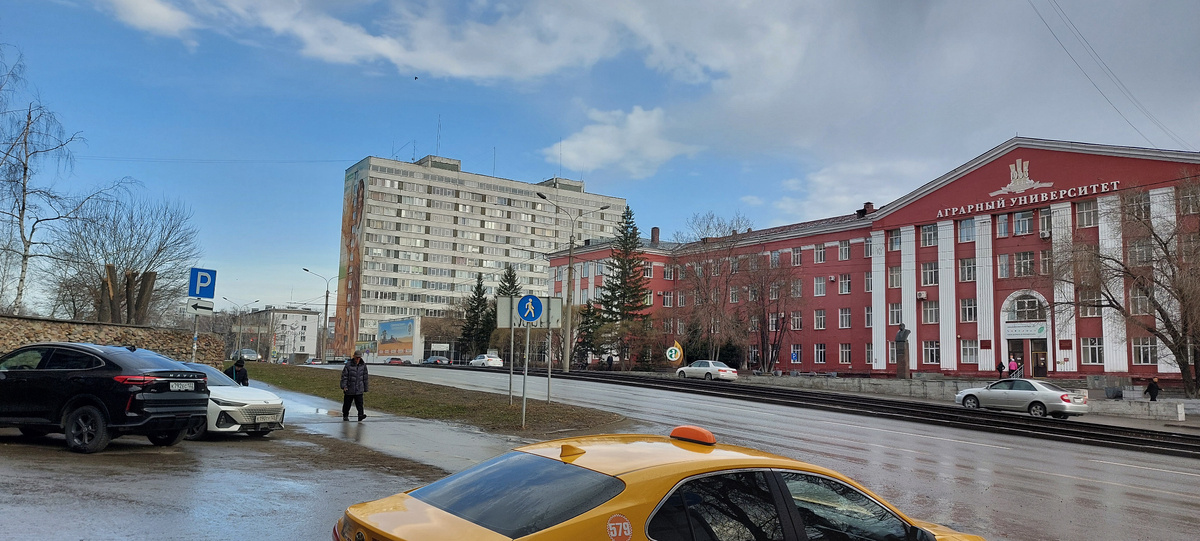  Стою перед стоматологией напротив АГАУ! Погода-лепота! Подружки в Москве, Чехове и Германии, узнаете знакомые с нашей юности "весенние" места? Видите как сегодня было утром в Барнауле? Я стою под дождичком, а над Молодежной уже солнце!