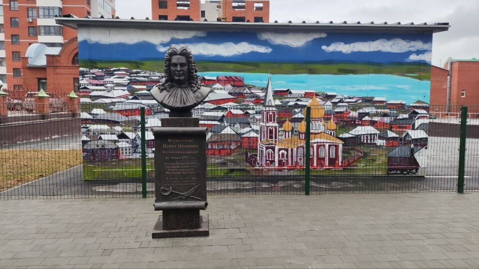    Памятник у Прокуратуры Алтайского края. Источник: Елена Маслова / "Толк"