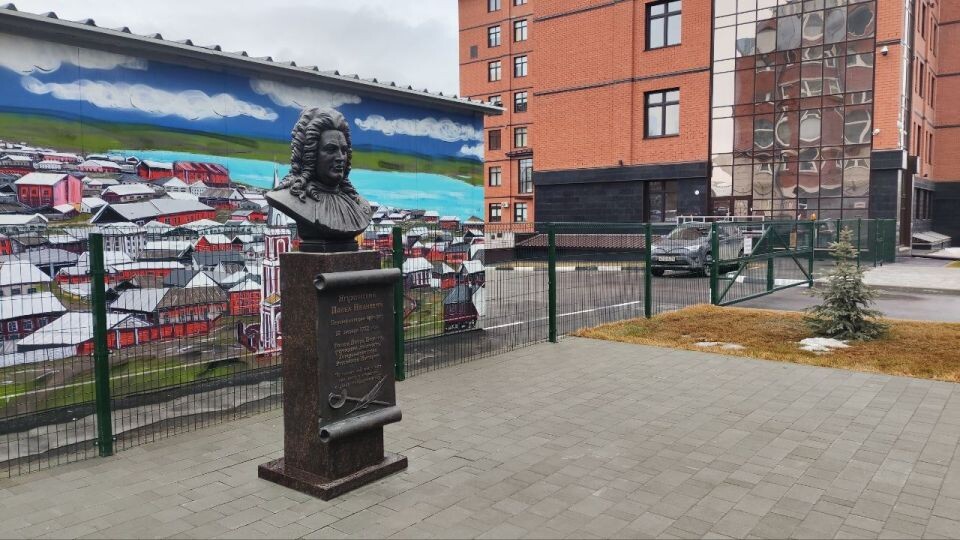    Памятник у Прокуратуры Алтайского края. Источник: Елена Маслова / "Толк"