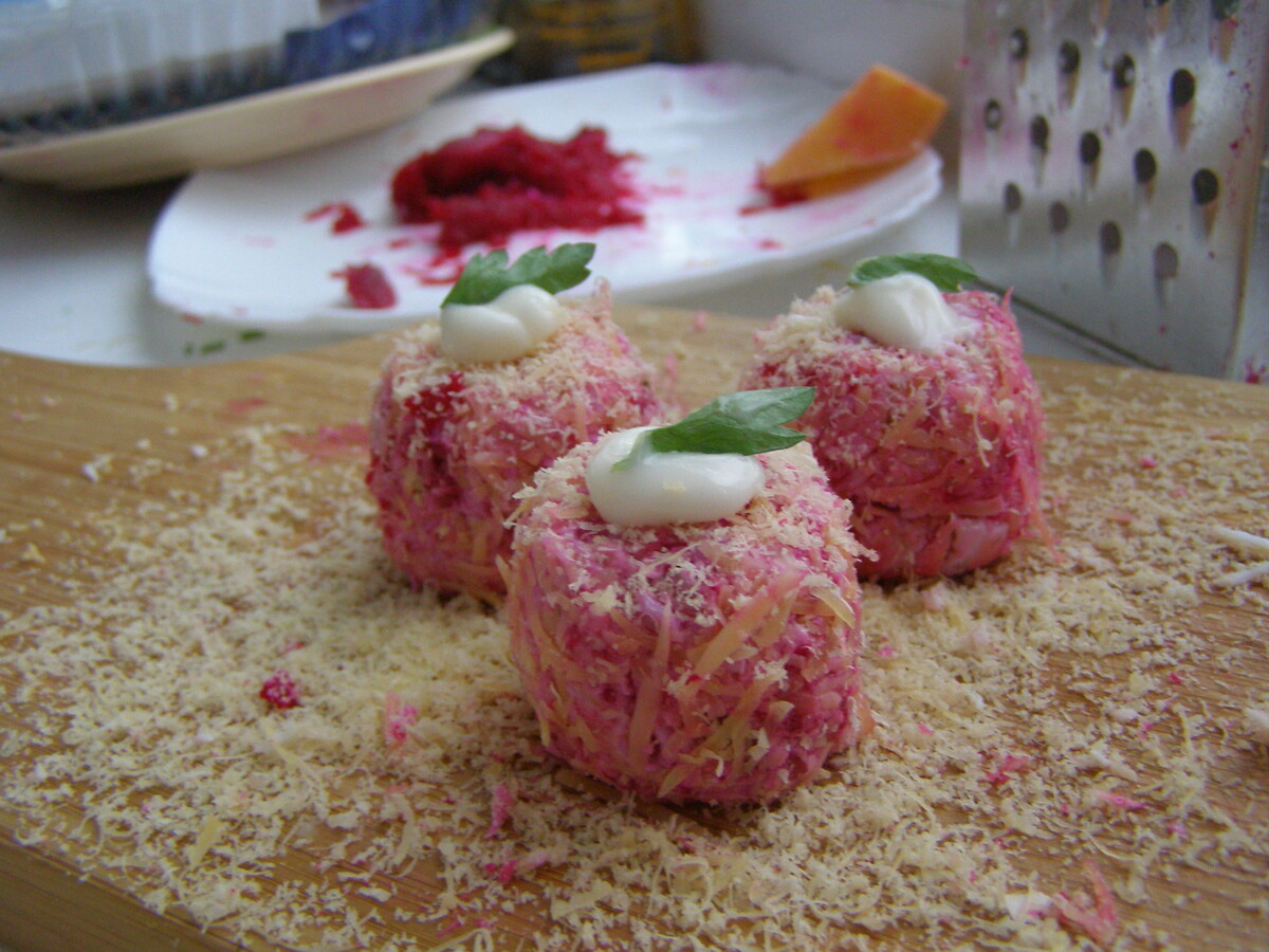 Попробуйте в обычный день накормить свеклой. А в таком формате - за милую душу.