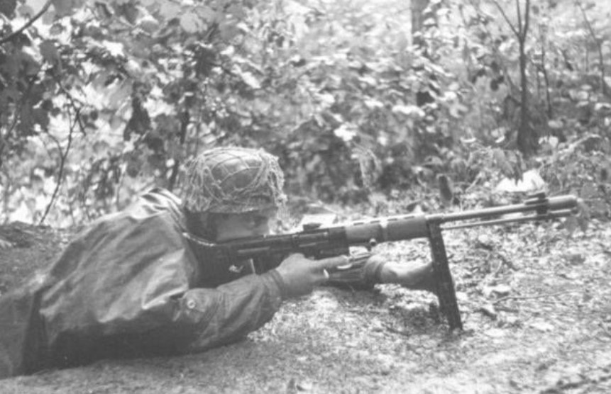 Немецкий парашютист с FG-42 (sandboxx.us)