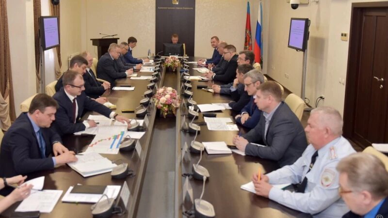     Совещание по синхронизации работ между ресурсоснабжающими организациями, дорожными службами и МУП «Горэлектротранс». Предоставлено пресс-службой Администрации Барнаула.