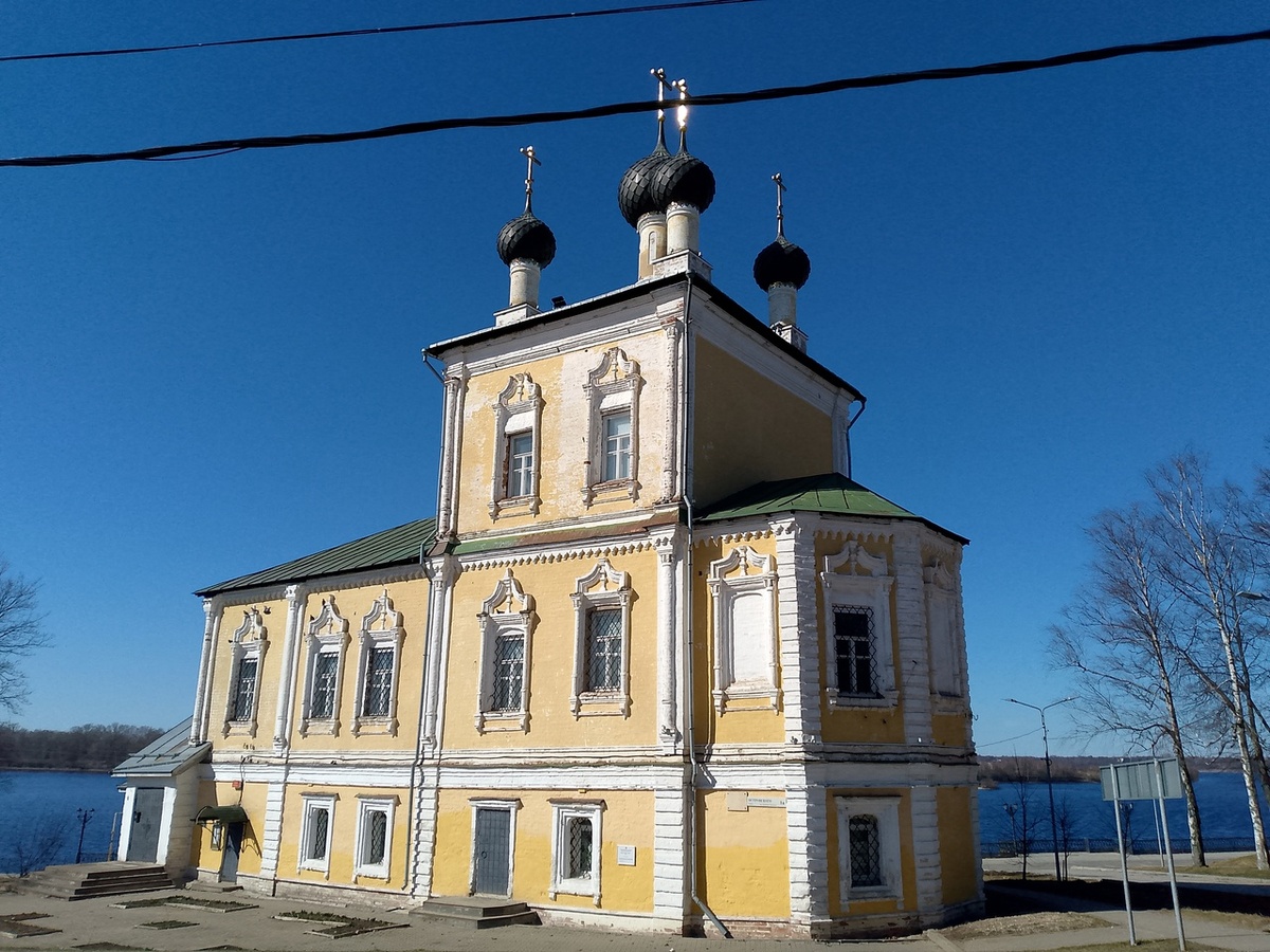 Церковь Флора и Лавра. Как же горят на солнце кресты! 