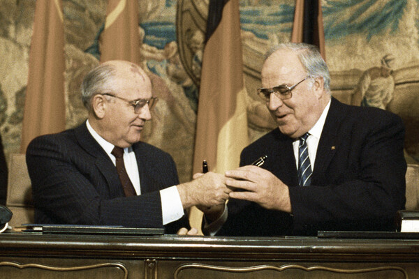 Слева президент СССР Михаил Горбачев (1931–2022) и федеральный канцлер ФРГ Гельмут Коль (1930–2017), 1990 год / Юрий Сомов/РИА Новости 