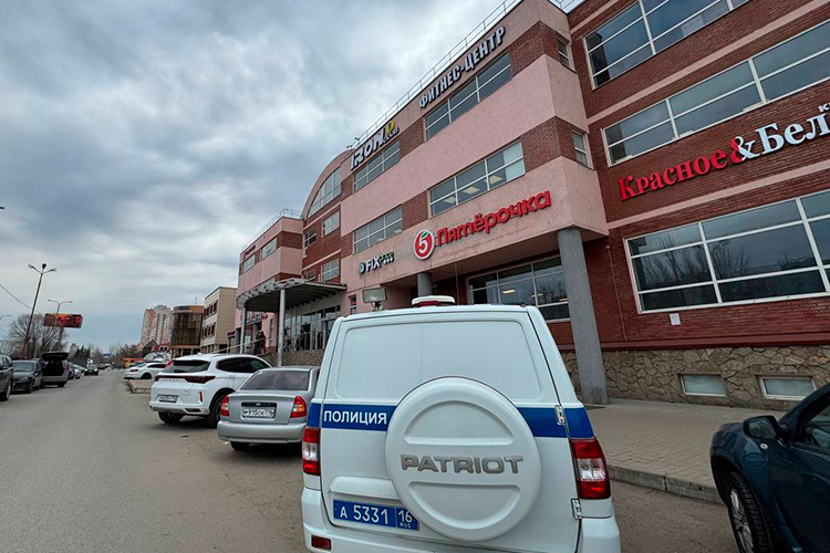    В 8 утра накануне торговый центр «7Я» на проспекте Ямашева был де-факто оцеплен бойцами в масках и балаклавах