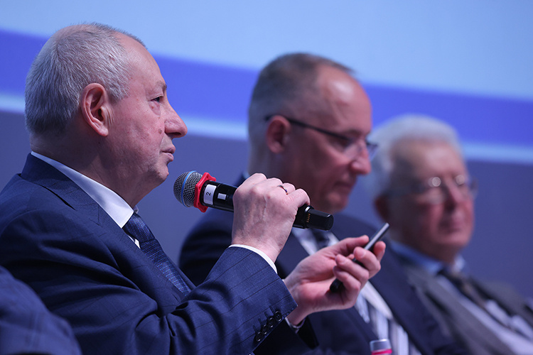    Гамза обратил внимание на то, что, несмотря на все победные заявления, Россия на дистанции отстает от среднемировых темпов роста ВВП