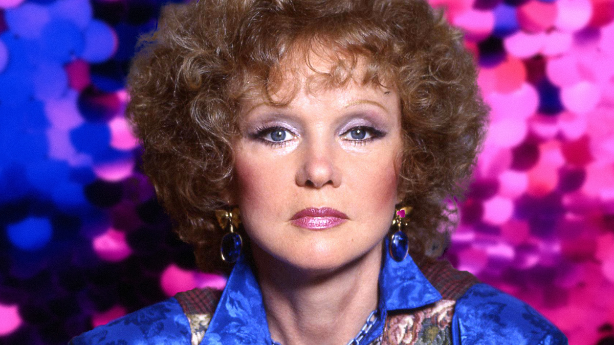 Людмила Марковна Гурченко (12 ноября 1935 — 30 марта 2011) — российская актриса и режиссёр. Людмила Гурченко была народной артисткой СССР (1983). Была награждена орденами Трудового Красного Знамени (1981), «За заслуги перед Отечеством» II, III и IV степеней (2010, 2005, 2000). Лауреат Государственной премии РСФСР им. братьев Васильевых 1976 года, Государственной премии РФ в области литературы и искусства 1994 года. Фото из доступных ресурсов интернета.