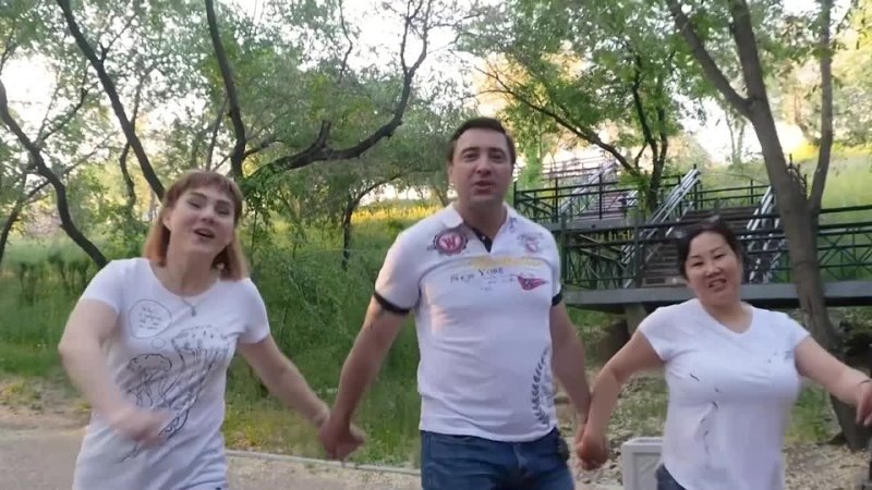    Кадр из видео с исполнением родителями песни-переделки «Ягода малинка» (ХАБИБ) на выпускном в школе