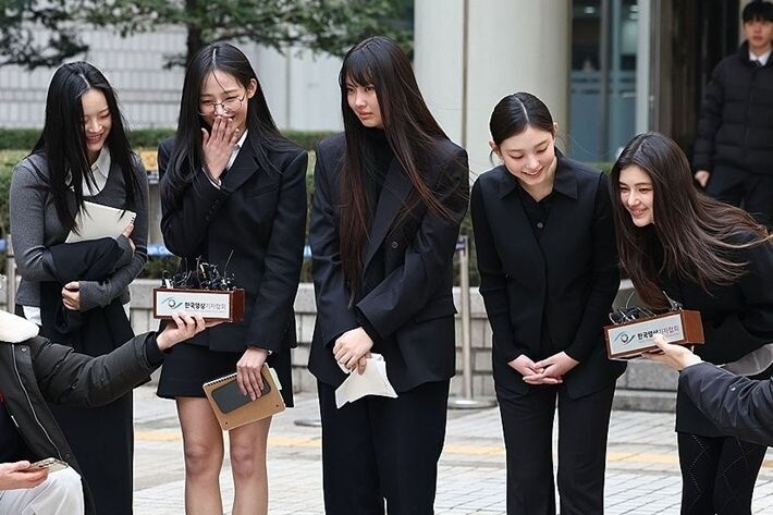   NewJeans после окончания слушания по делу о запрете заключения рекламных контрактов и сохранении статуса агентства, поданному ADOR против участниц, состоявшемся 7 марта. Фото: Yonhap News