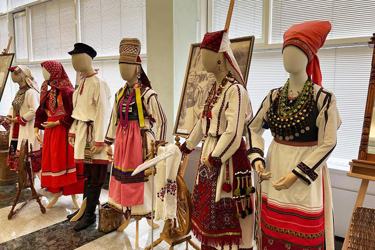    В Госдуме открыли выставку «Традиционный костюм народов Поволжья второй половины XIX – первой половины XX века», которую привезли в парламент из Казани.   
Фото: Ольга Вандышева