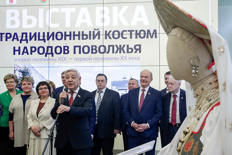    Перед открытием Мухаметшин успел тепло пообщаться и с депутатами от РТ, и отдельно с Зюгановым, а во время официальной части признался, что гости из Татарстана находятся в Госдуме с большой радостью и миссией.   
Фото: duma.gov.ru