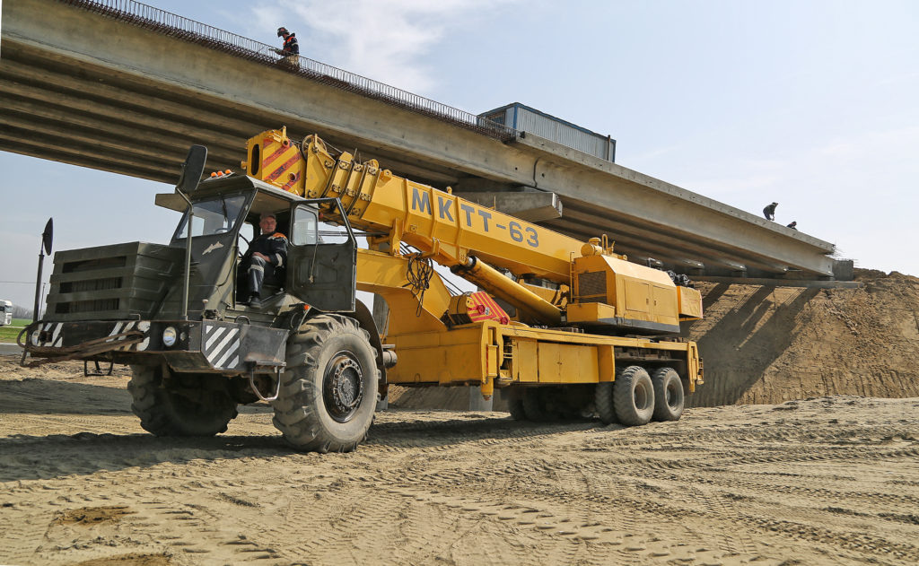    На строительстве путепровода транспортной развязки. ФОТО АРХИПА ЛАРЧЕНКО Владимир Головенко