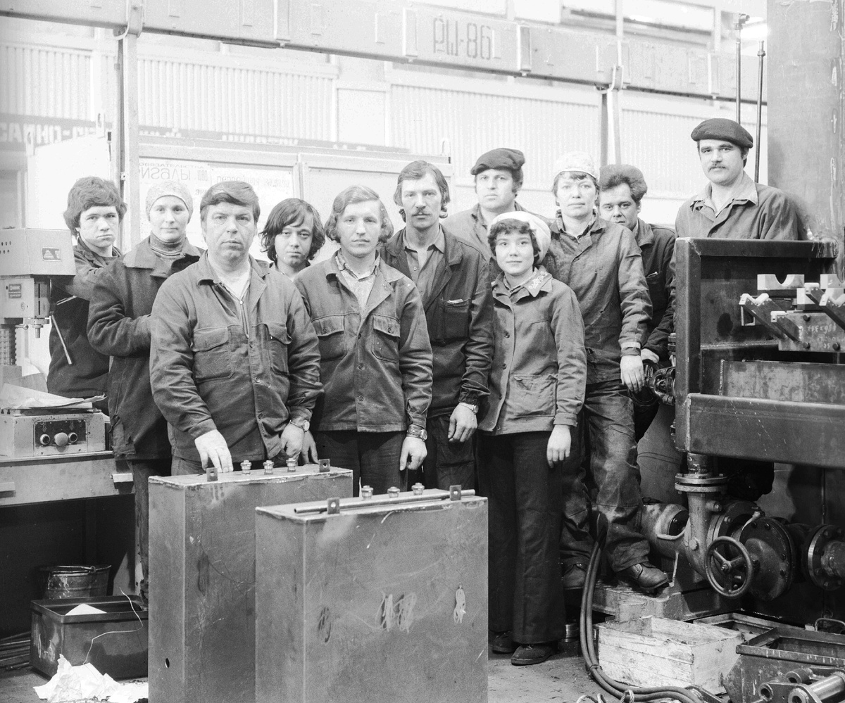 Слева направо: 1. … 2. Зюлина Ольга – газоэлектросварщик. 3-6 … 7. Гасанбеков Аслан… 8. … 9. Русова Людмила - газоэлектросварщик. 10. Беляков Александр …11. Ланчиков Владимир …