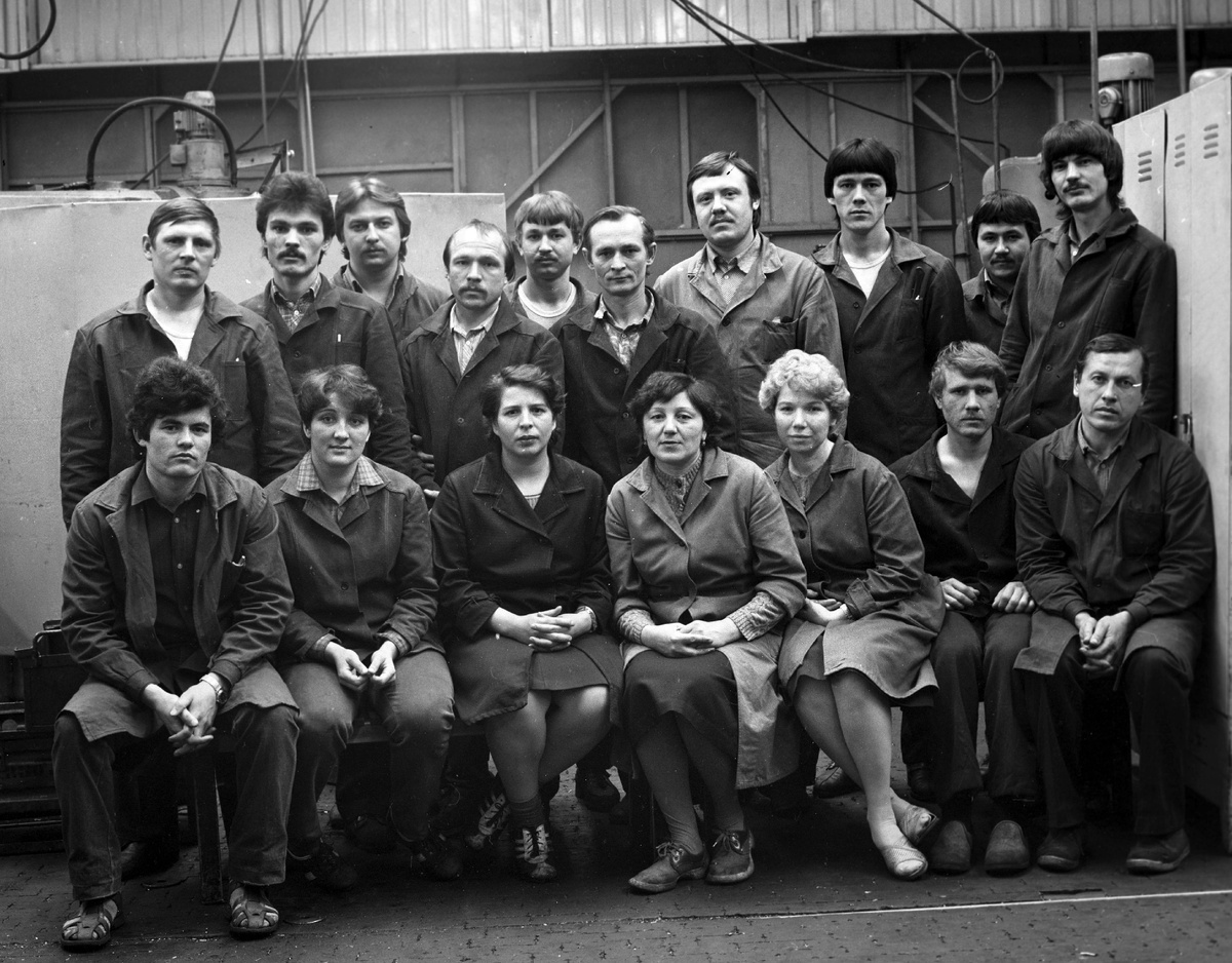 Сидят слева направо: 1. Мингалимов Ахат Ахметович. 2. … 3. Скрипниченко Любовь … 4. … 5. … 6. … 7. Кузнецов Александр … - слесарь, бывший вратарь хоккейного клуба «КАМАЗ». Стоят слева направо: 1. Кузовлев Николай … - шлифовщик. 2-5. ... 6. Лукоянов Василий. 7. Воробьев … - токарь. 8-10. … 