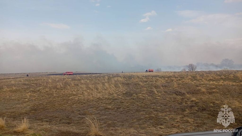    Ландшафтный пожар под Кувандыком выжег сухую травы на площади 500 гектаров. Огонь бушевал в 1 км от поселка