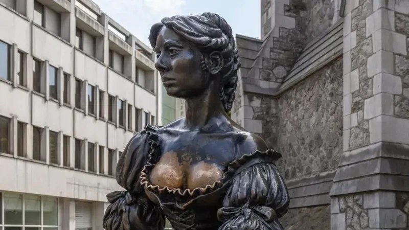 На статуе хорошо видны последствия поведения тех, кто проходит мимо нее.