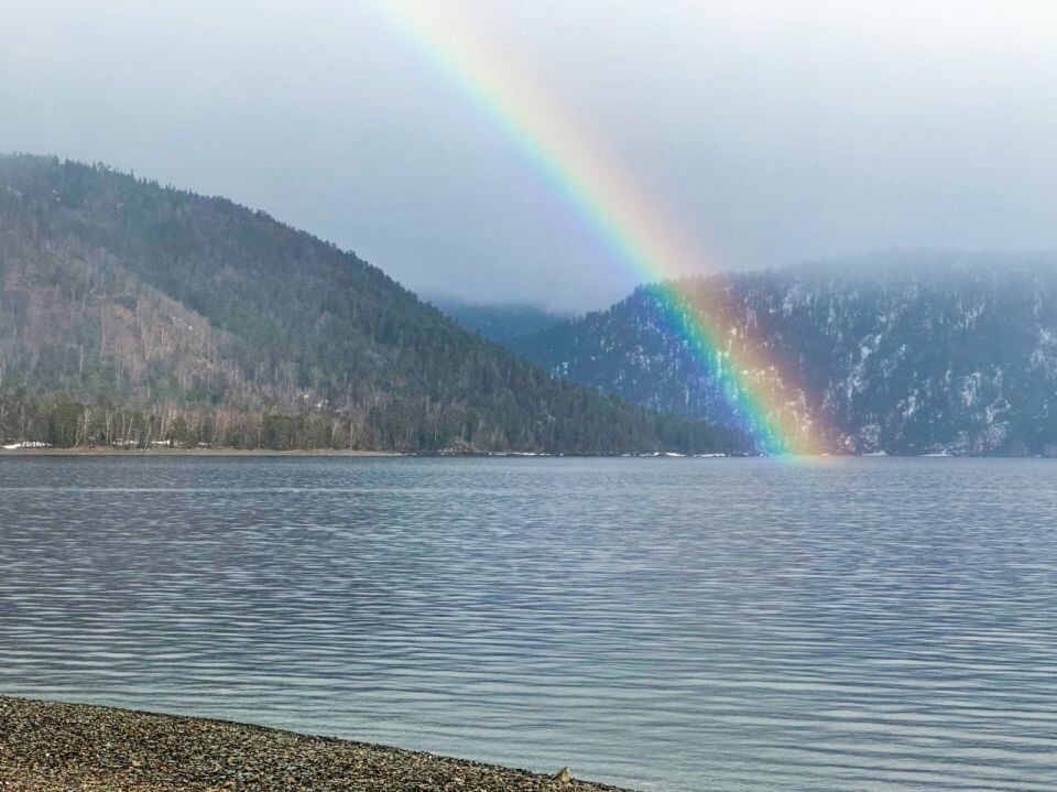    Первая в 2025 году радуга над Телецким озером. Источник: Татьяна Клименко и Роман Воробьев