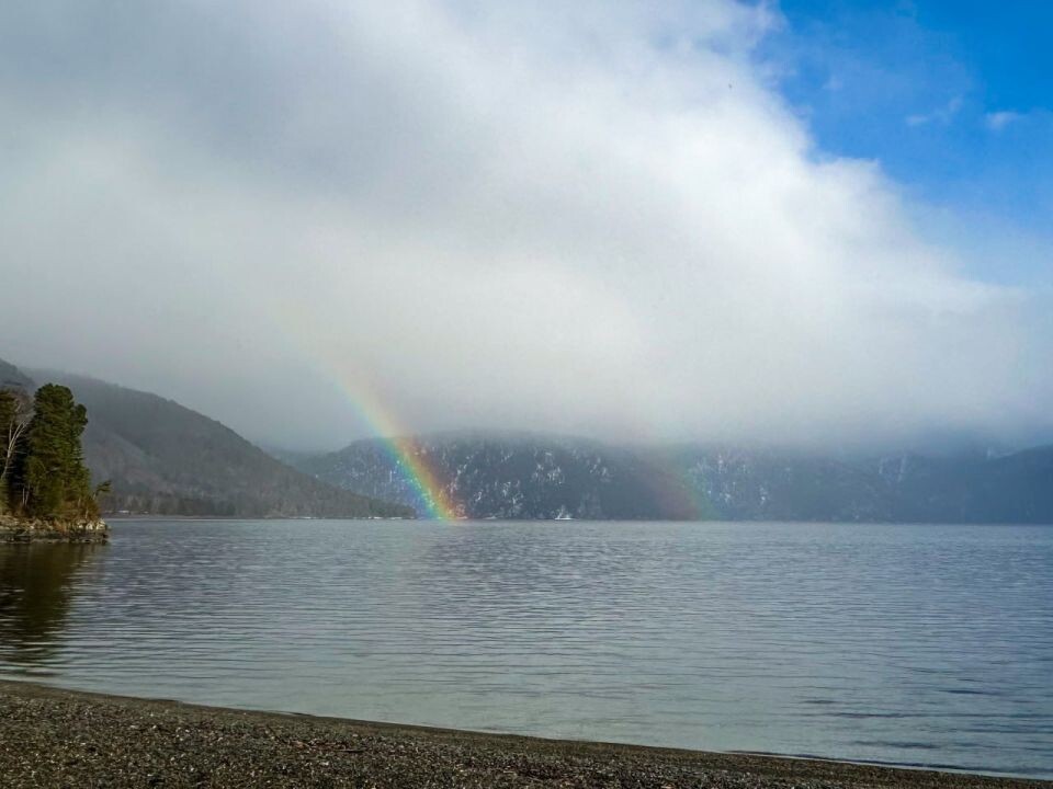    Первая в 2025 году радуга над Телецким озером. Источник: Татьяна Клименко и Роман Воробьев