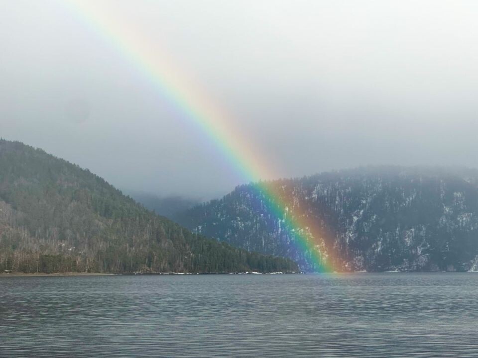    Первая в 2025 году радуга над Телецким озером. Источник: Татьяна Клименко и Роман Воробьев