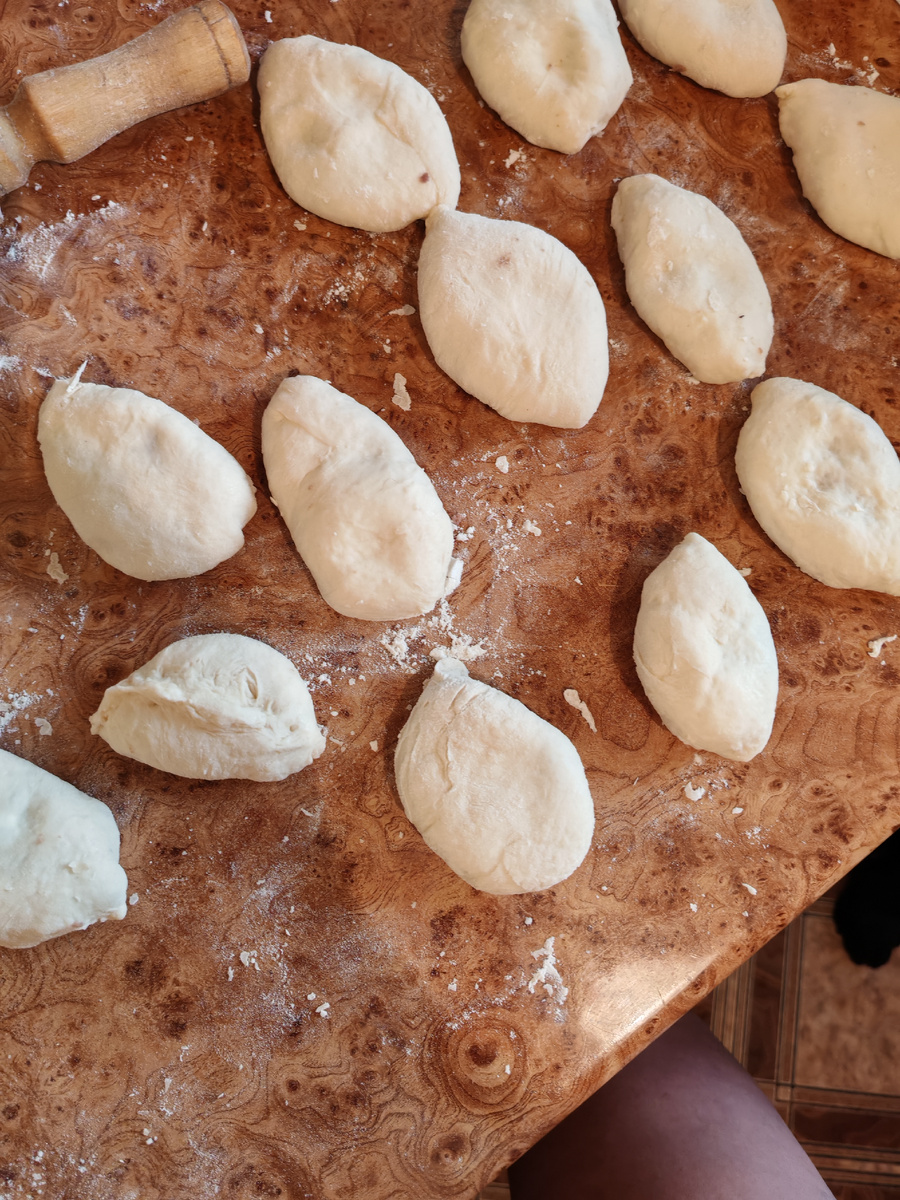 Все разные-торопилась успеть с утра. 