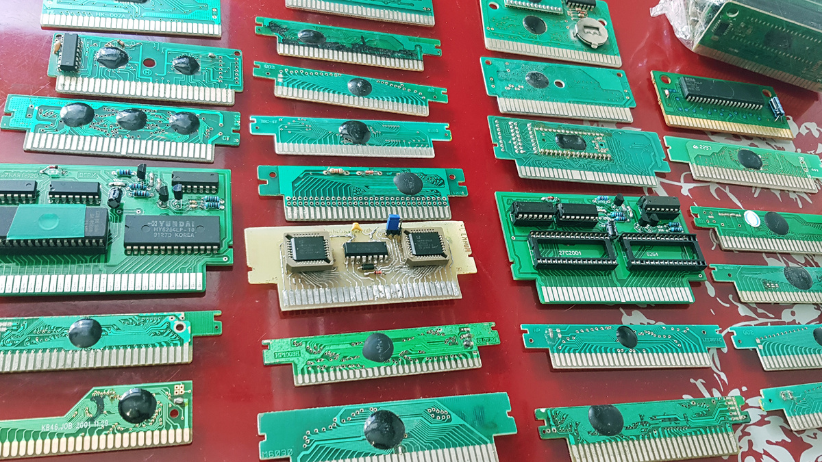 Так выглядят платы внутри картриджей от приставки Денди. На кадой какие то свои игры.