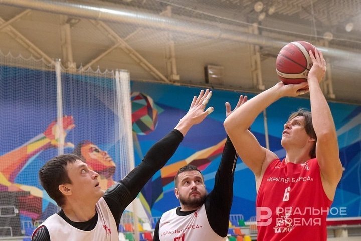 Партнеры пытаются поставить блок Василию Кочеткову . Динар Фатыхов / realnoevremya.ru