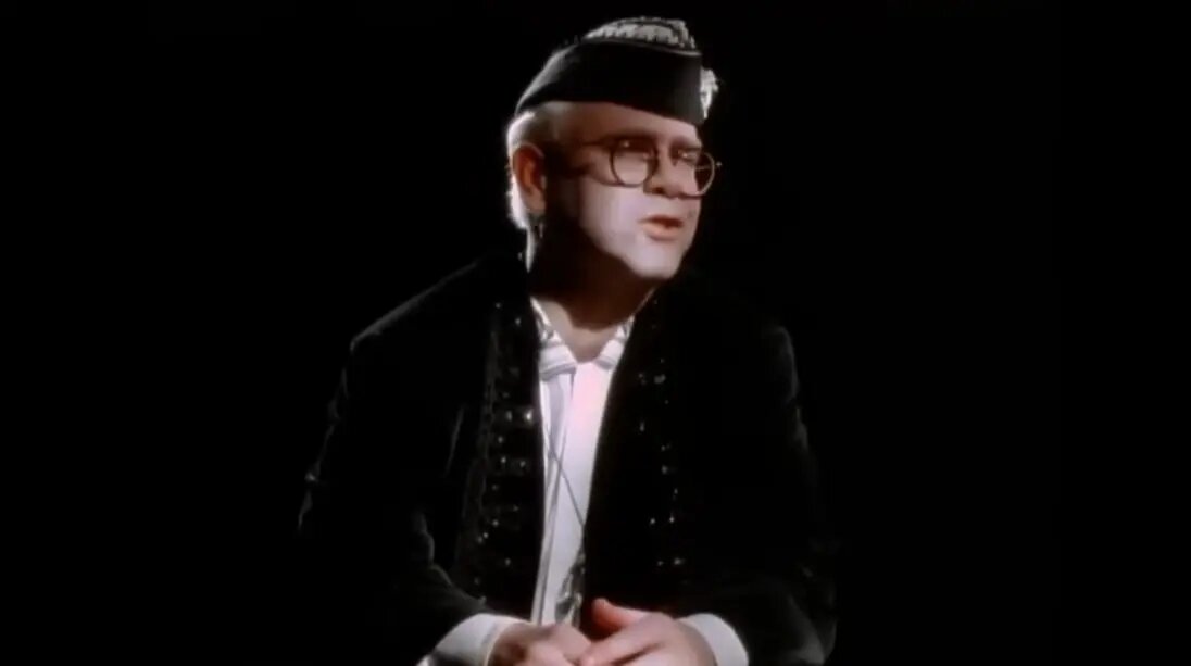    Элтон Джон. Фото: скриншот из видео клипа на песню «Sacrifice»