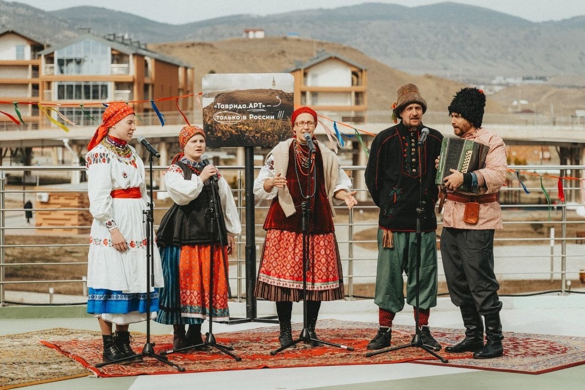 Выступление музыкантов клуба «Уклад» // Фото: пресс-служба арт-кластера «Таврида»