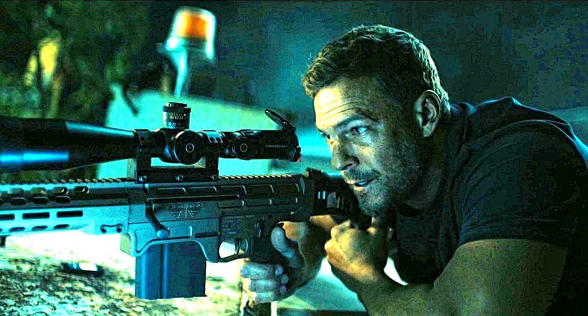 Ричер не изменяет "старой школе" боевика: белый "бодинегативный" мужик, любитель женщин, нетолерантный зубоскал, костолом и мясоед. А тут ещё и несколько (!) чернокожих намертво пришиб. Негодяев, разумеется. 