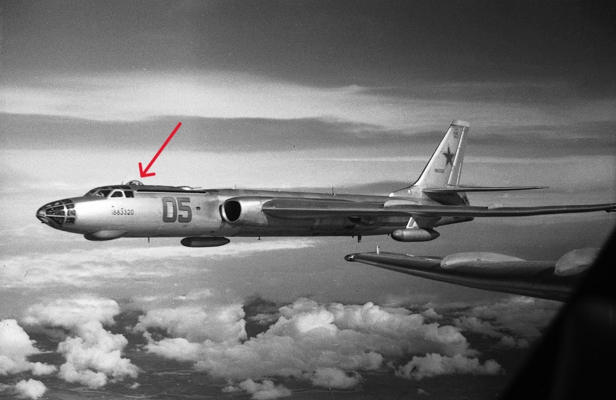 Блистер над рабочим местом штурмана-оператора самолета Ту-16