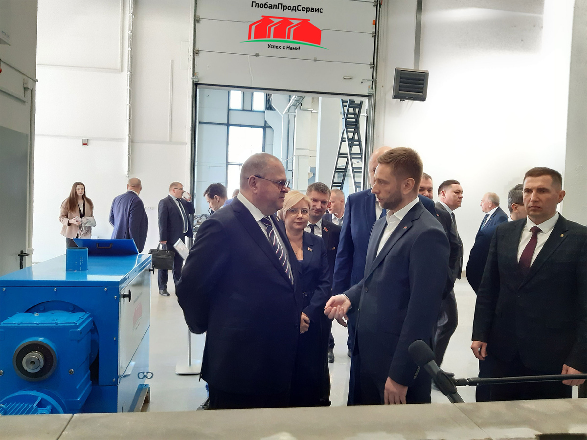 Делегация во главе с О. Мельниченко осмотрели оборудование для переработки масличных культур