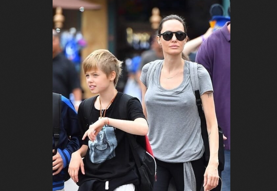 Шайло в детстве с матерью. Фото из открытого источника в Яндексе