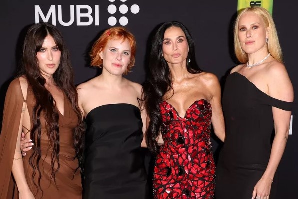 Скаут Уиллис, Таллула Уиллис, Деми Мур и Румер Уиллис в сентябре 2024 года