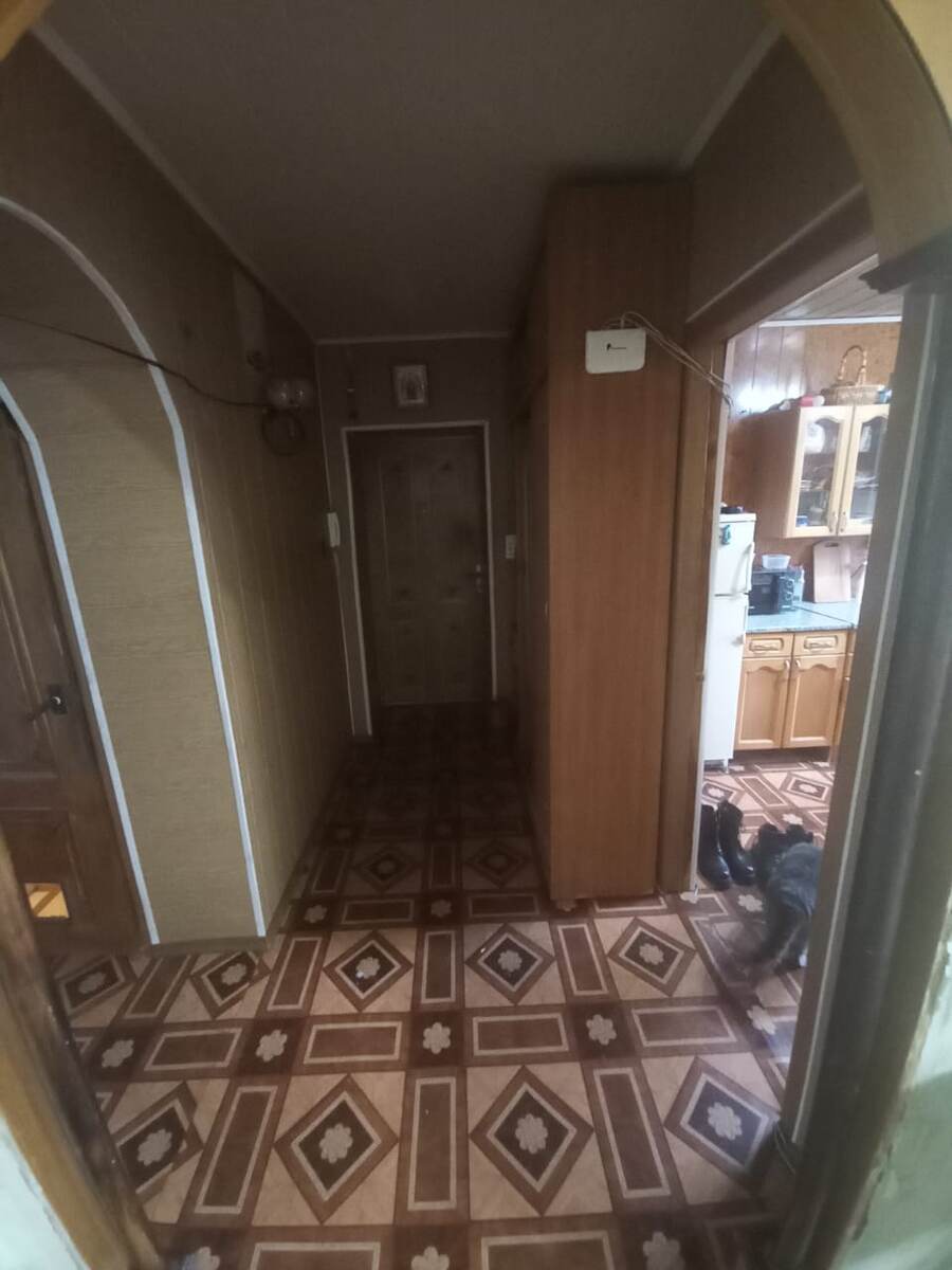 Коридор с тяжелой металлической входной дверью.