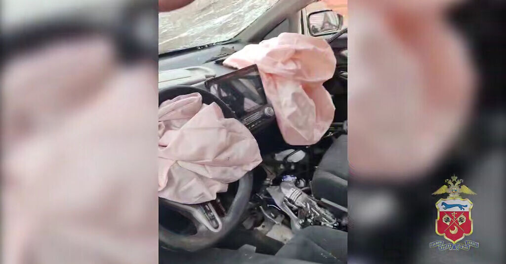    В Оренбургской области водитель на скорости сбил дорожные столбы и перевернулся в воздухе. Мужчина погиб