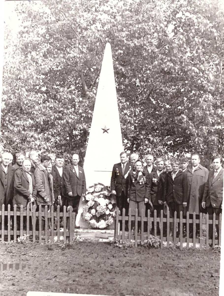 На снимке из архива демшинские ветераны у недавно открытого памятника погибшим односельчанам