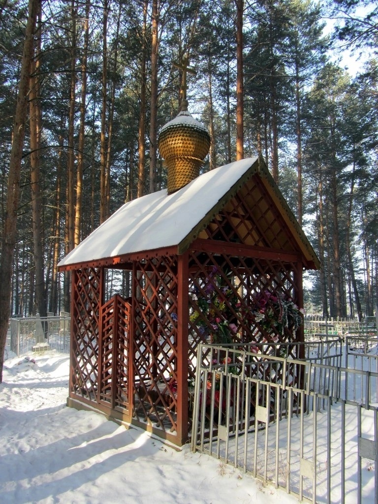 Могилка старицы. Свердловская область, Каменский район, с. Маминское, сельское кладбище
до с.Маминское можно на автобусе №102 и 111. Выйти на соответствующей остановке.