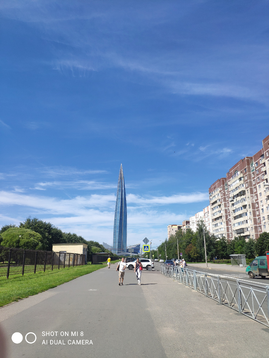 вид на Лахта -центр по дороге в парк 300 лети